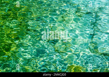 Sonniges Wasser, Felsen entlang der Küste des Lake Huron, Bruce Peninsula National Park, Grotto Trail, Ontario, Kanada Stockfoto