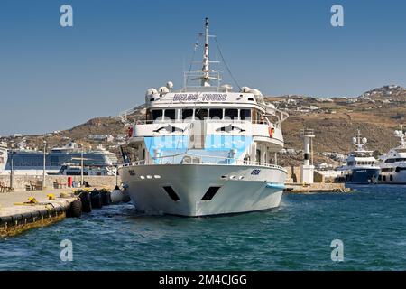 Mykonos, Griechenland - Juni 2022: Große Fähre im Hafen der Stadt Stockfoto