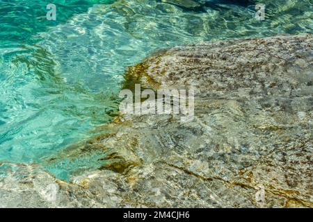 Sonniges Wasser, Felsen entlang der Küste des Lake Huron, Bruce Peninsula National Park, Grotto Trail, Ontario, Kanada Stockfoto