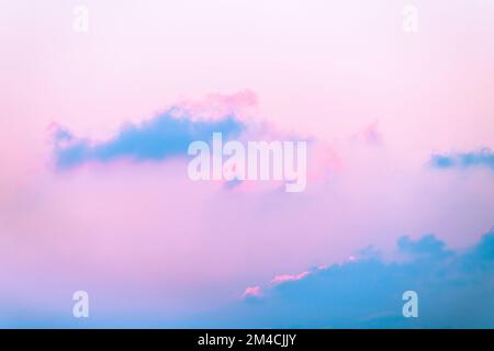 Abstrakte pastellfarbene Tapete des Himmels mit pinkfarbenen und lilafarbenen Wolken bei Sonnenuntergang. Stockfoto