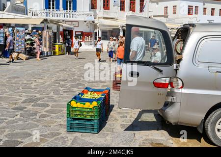 Mykonos, Griechenland - Juni 2022: Körbe mit frischem Obst und Gemüse werden von einem Lieferwagen in der Stadt verkauft Stockfoto