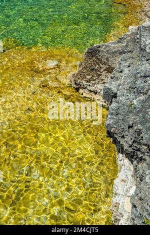 Sonniges Wasser, Felsen entlang der Küste des Lake Huron, Bruce Peninsula National Park, Grotto Trail, Ontario, Kanada Stockfoto