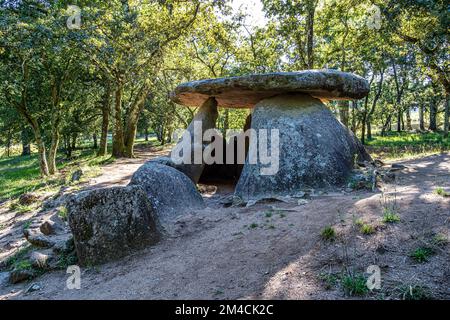 Prähistorische megalithische Dolmen de Axitos in Riveira, Rias Baixas, Coruna, Galicien, Spanien. Neolithische Steinstruktur, die als Grabstätte verwendet wurde und auf das Jahr 4000-3600 datiert ist Stockfoto