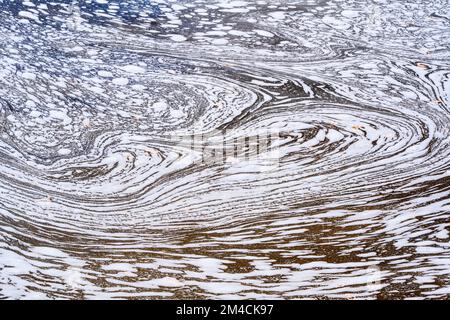 Schaummuster am Chippewa River, Batchawana Bay, Ontario, Kanada Stockfoto