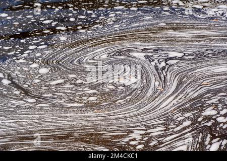 Schaummuster am Chippewa River, Batchawana Bay, Ontario, Kanada Stockfoto