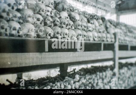 Fotografien von Schädeln der Opfer, ausgestellt im Tuol Sleng Genozid Museum, ehemalige Tuol Svay Prey High School, genutzt als Sicherheitsgefängnis 21, S-21, von Th Stockfoto