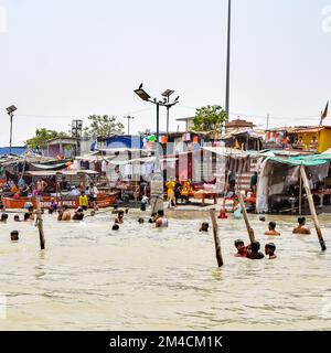 Garh Mukteshwar, Uttar Pradesh, Indien - 11 2022. Juni - Anlässlich des Nirjala Ekadashi, Einem Blick auf Garh Ganga Brij Ghat, nehmen die Menschen ein heiliges Bad Stockfoto