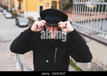 Reifer Rap-Sänger, der sich auf der Straße am Stadtrand einer Großstadt posiert Stockfoto