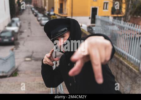 Reifer Rap-Sänger, der sich auf der Straße am Stadtrand einer Großstadt posiert Stockfoto