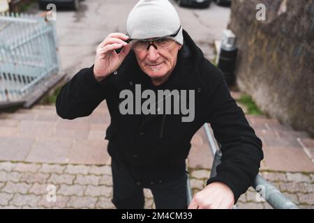 Reifer Rap-Sänger, der sich auf der Straße am Stadtrand einer Großstadt posiert Stockfoto