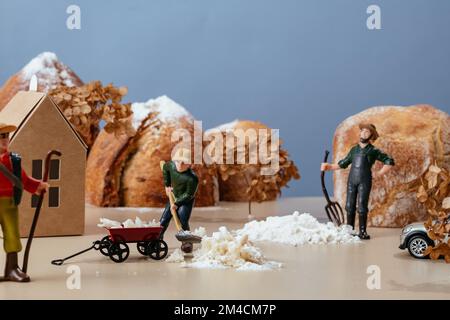 Nahaufnahme Miniaturleute viele Arbeiter, die an der ganzen Gr. Arbeiten Stockfoto