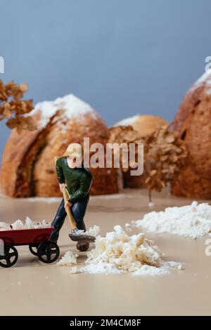 Nahaufnahme Miniaturleute viele Arbeiter, die an der ganzen Gr. Arbeiten Stockfoto