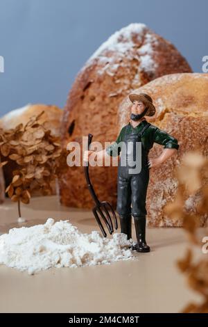 Nahaufnahme Miniaturleute viele Arbeiter, die an der ganzen Gr. Arbeiten Stockfoto