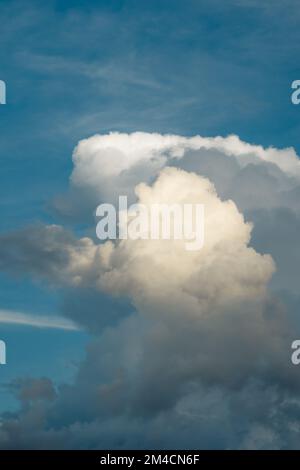 Schönen blauen Himmel mit flauschigen weißen Wolken Stockfoto