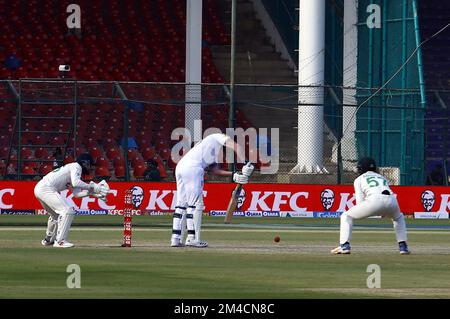 Am vierten Tag des 3.-Wettkampfs zwischen Pakistan und England, das am Dienstag, den 20. Dezember 2022 im Nationalstadion in Karatschi stattfindet, sind die Spieler in Aktion. Stockfoto