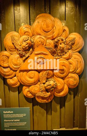 Hölzerne Gedenktafel, Allsehendes Auge in einem Dreieck, ein Stück in einer Ausstellung im Großen Turm (Store Tårn) auf Christiansö, Ertholmene, Dänemark. Stockfoto