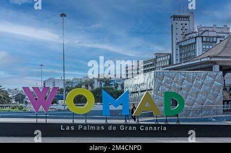 Ein Schild in Las Palmas, Gran Canaria für WOMAD, ein Festival der Weltmusik mit Musikern aus allen Kontinenten. Ein Ereignis, das von Peter Gabriel geplant wurde. Stockfoto