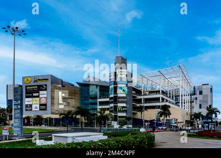 Das Einkaufszentrum El Muelle, Las Palmas, Gran Canaria, mit einer Reihe von Einzelhandelsgeschäften und Boutiquen, Fast-Food-Outlets, Lebensmittelgeschäft und Kino. Stockfoto