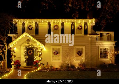 Weihnachtslichter schmücken Ein Haus Stockfoto