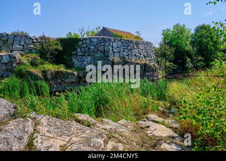 Unterwegs auf den Ertholmen-Inseln, Steinbruch und altes Cottage, historische Bauten auf Christiansö, Ertholmene, Dänemark. Stockfoto