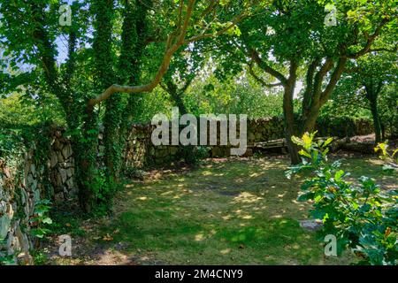 Auf den Ertholmen-Inseln, Kongens Have, der Königsgarten, idyllischer kleiner Park auf Christiansö, Ertholmene, Dänemark. Stockfoto