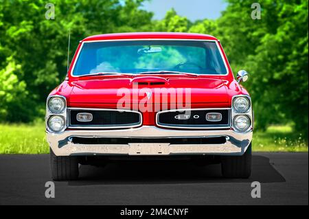 Maryville, Tennessee, USA - 12. Mai 2011: Ein langes Tele-Bild eines leuchtend roten 1966 GTO mit einfachen Tönen und Details. Stockfoto