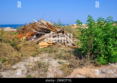 Unterwegs auf den Ertholmen-Inseln, ein Haufen Treibholz an der nordöstlichen Spitze von Christiansö, Ertholmene, Dänemark. Stockfoto