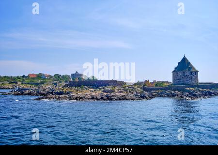 Unterwegs auf den Ertholmen-Inseln, Küstenlandschaft und historische Gebäude nördlich der Ertholmen-Inseln Frederiksö und Christiansö. Stockfoto