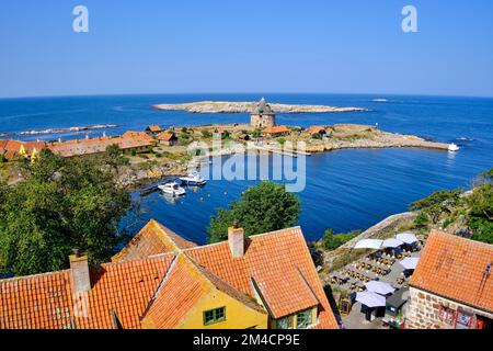 Unterwegs auf den Erbseninseln, Blick von Christiansö hinüber nach Frederiksö, Ertholmene, Dänemark, Skandinavien, Europa. Unterwegs auf der Erthol Stockfoto