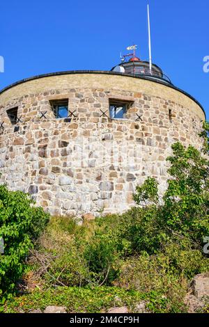 Unterwegs auf den Ertholmen-Inseln, großer Turm (Store Tårn), Teil der historischen Festung auf Christiansö, Ertholmene, Dänemark. Stockfoto