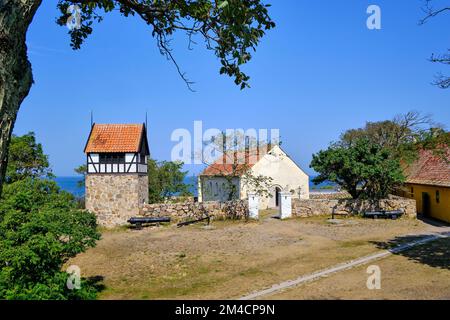 Unterwegs auf den Ertholmen-Inseln, der alten Kirche und dem freistehenden Glockenturm auf Christiansö, Ertholmene, Dänemark, Skandinavien, Europa. Stockfoto