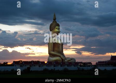 Sonnenuntergang von Phra Buddha MahaNawamin, diese riesige Buddha-Statue ist 92m m hoch, es ist die kleinste Statue der Welt in Wat Muang, Thailand. Stockfoto