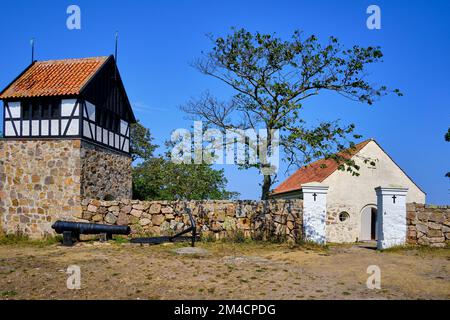 Unterwegs auf den Ertholmen-Inseln, der alten Kirche und dem freistehenden Glockenturm auf Christiansö, Ertholmene, Dänemark, Skandinavien, Europa. Stockfoto