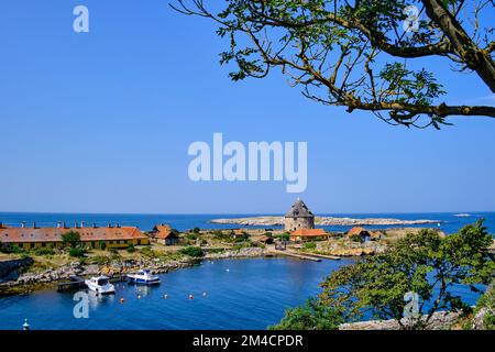 Unterwegs auf den Ertholmen-Inseln, sehen Sie von Christiansö nach Frederiksö, Ertholmene, Dänemark, Skandinavien, Europa. Stockfoto