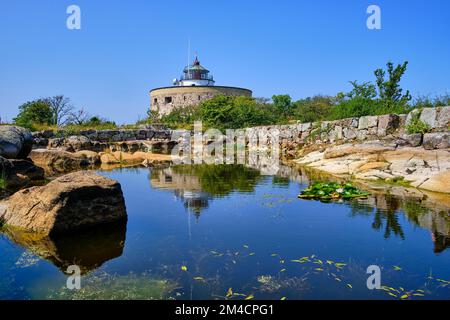 Unterwegs auf den Ertholmen-Inseln, ehemaliger Steinbruch als Zisterne und großer Turm (Store Tårn) auf Christiansö, Ertholmene, Dänemark. Stockfoto