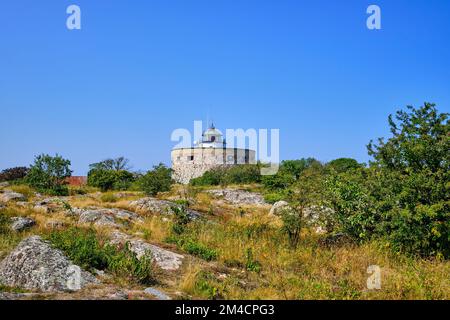 Unterwegs auf den Ertholmen-Inseln, dem Großen Turm (Store Tårn) und dem Leuchtturm, Teil der alten Festung auf Christiansö, Ertholmene, Dänemark. Stockfoto