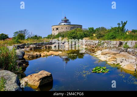 Unterwegs auf den Ertholmen-Inseln, ehemaliger Steinbruch als Zisterne und großer Turm (Store Tårn) auf Christiansö, Ertholmene, Dänemark. Stockfoto