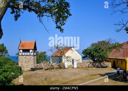 Unterwegs auf den Ertholmen-Inseln, der alten Kirche und dem freistehenden Glockenturm auf Christiansö, Ertholmene, Dänemark, Skandinavien, Europa. Stockfoto