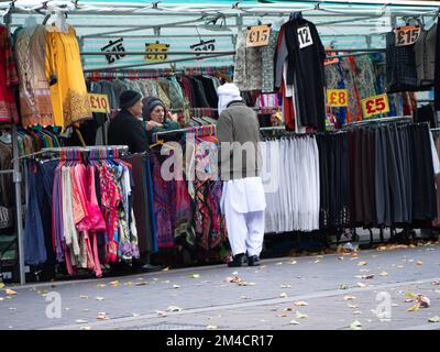 Walthamstow Market, London, Großbritannien, der längste Außenmarkt in Europa, mit Händlern und Marktteilnehmern, die Käufer bedienen, mit Preisen in Pfund Stockfoto