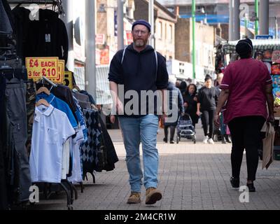 Walthamstow Market, London, Großbritannien, der längste Außenmarkt in Europa, mit Händlern und Marktteilnehmern, die Käufer bedienen, mit Preisen in Pfund Stockfoto