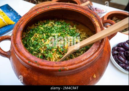 Traditionelles peruanisches Alluquito-Gericht mit Inka-Ursprung mit Charqui, getrocknetem Alpaka-Fleisch und Olluco-Knolleneintopf in einem Tontopf Stockfoto