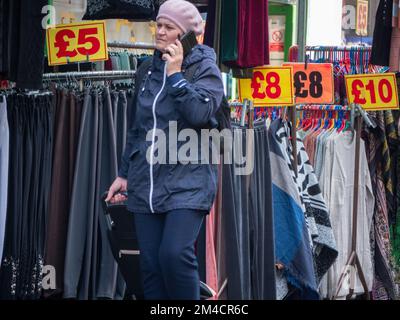 Der Walthamstow Market, London, Großbritannien, ist der längste Markt im Freien Europas und bietet Einkaufsmöglichkeiten. Händler und Inhaber von Verkaufsständen bedienen Kunden, wobei die Preise in Pfund angegeben werden Stockfoto