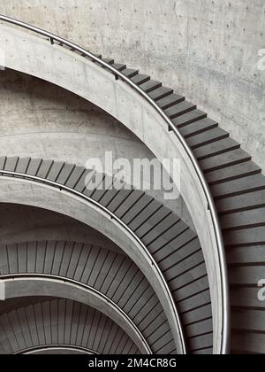 Ein vertikales Bild einer Wendeltreppe in einem Gebäude Stockfoto