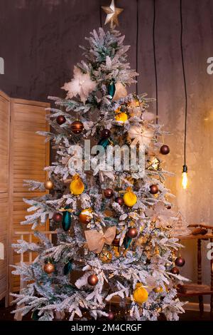 Weihnachtskarte mit Weihnachtsbaum, dekoriert mit altmodischen Spielzeugen. weihnachten und Neujahr. Festliche Postkarte mit einem wunderschönen Weihnachtsbaum. Chris Stockfoto