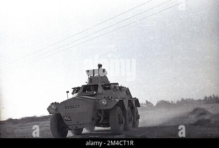 1956, historisch, Zypern, unterwegs in einem Wüstengebiet, Motortransport 82BA33 (46) der Royal Army Service Corps (RASC) 42 Company. Die Aufgabe des RASC bestand darin, die Briitsh Army mit Vorräten zu versorgen. In den frühen 1950er Jahren begann ein griechisch-zyprischer Aufstand zur Unterstützung einer union mit dem griechischen Festland auf der Insel, die damals von Großbritannien kontrolliert wurde. Der Aufstand scheiterte, aber 1960 wurde Zypern eine unabhängige republik. 1965 fusionierte das RASC mit dem Transportation and Movement Control Service der Royal Engineers zum Royal Corps of Transport. Stockfoto