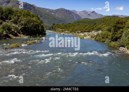 Blick von der Pasarela Veguillas Brücke über den Nuble in San Fabian de Alico in Maule, Chile Stockfoto