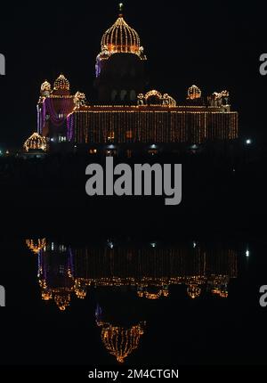 NEU-DELHI, INDIEN - Sri Bangla Sahib Gurudwara bei Nacht bei Gurunanak dev ji jayenti Stockfoto