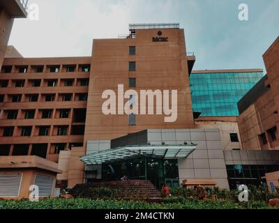 New Delhi, Indien - Vorderansicht Rajiv Gandhi Cancer Institute & Research Centre Hospital Stockfoto