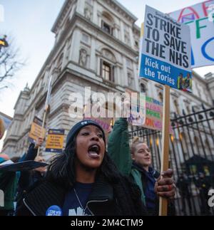 London, England, Großbritannien. 20.. Dezember 2022. Das Personal des NHS marschiert am zweiten Tag des Schwesternstreiks in Großbritannien in die Downing Street. (Bild: © Tayfun Salci/ZUMA Press Wire) Stockfoto