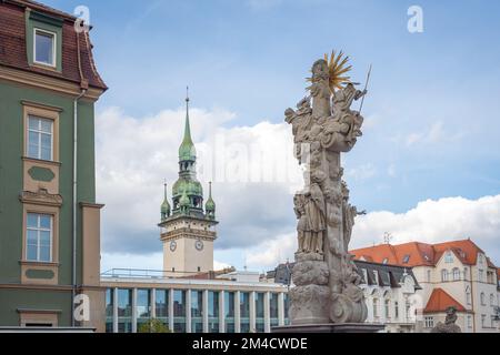 Dreifaltigkeitssäule am Kohlmarkt (Zelny trh) und Alten Rathausturm - Brünn, Tschechische Republik Stockfoto